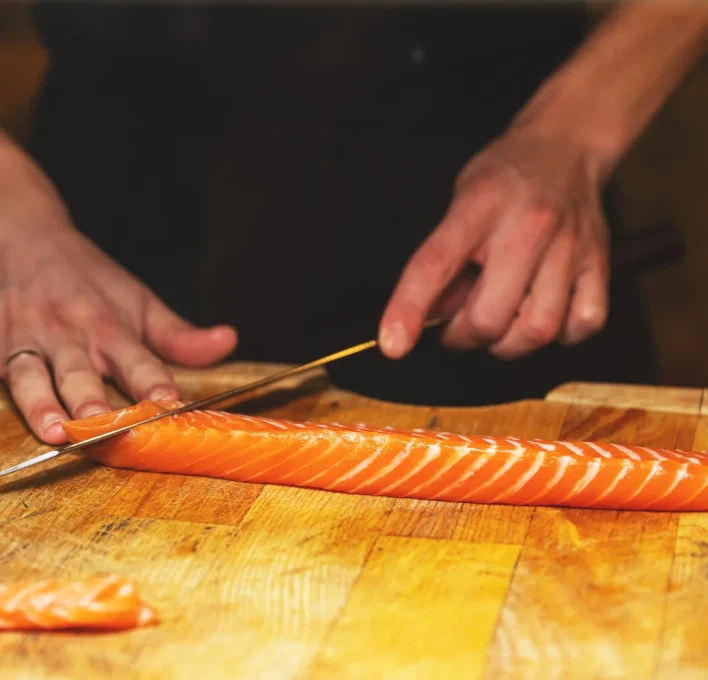 chef-cutting-salmon-fillet-2023-